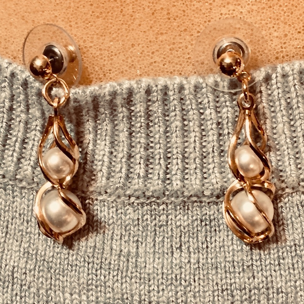 White pearlized beads in gold tone w/ earrings - Picture 2 of 3